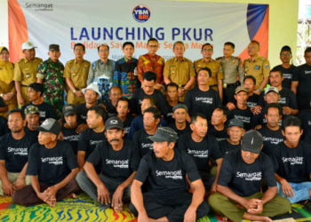 BERI BANTUAN. Yayasan Baitul Maal (YBM) BRI menyerahkan bantuan Rp249 juta kepada petani di Kelurahan Karangrejo, Metro, Kecamatan Metro Utara, Selasa (6/8), dalam rangka launching Program Peningkatan Keterampilan Usaha Rakyat (PPKUR). Sejumlah pejabat YBM BRI berserta petani berfoto bersama Wakil Wali Kota Djohan usai penyerahan bantuan. (LAMPUNG POST/SUPRAYOGI)