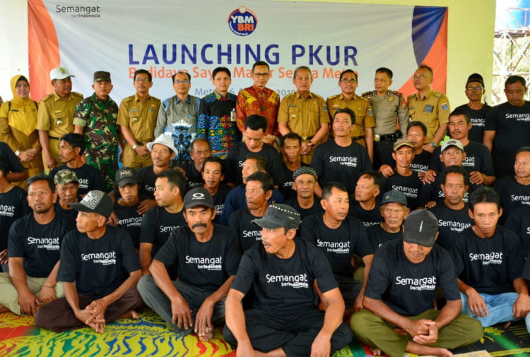 BERI BANTUAN. Yayasan Baitul Maal (YBM) BRI menyerahkan bantuan Rp249 juta kepada petani di Kelurahan Karangrejo, Metro, Kecamatan Metro Utara, Selasa (6/8), dalam rangka launching Program Peningkatan Keterampilan Usaha Rakyat (PPKUR). Sejumlah pejabat YBM BRI berserta petani berfoto bersama Wakil Wali Kota Djohan usai penyerahan bantuan. (LAMPUNG POST/SUPRAYOGI)