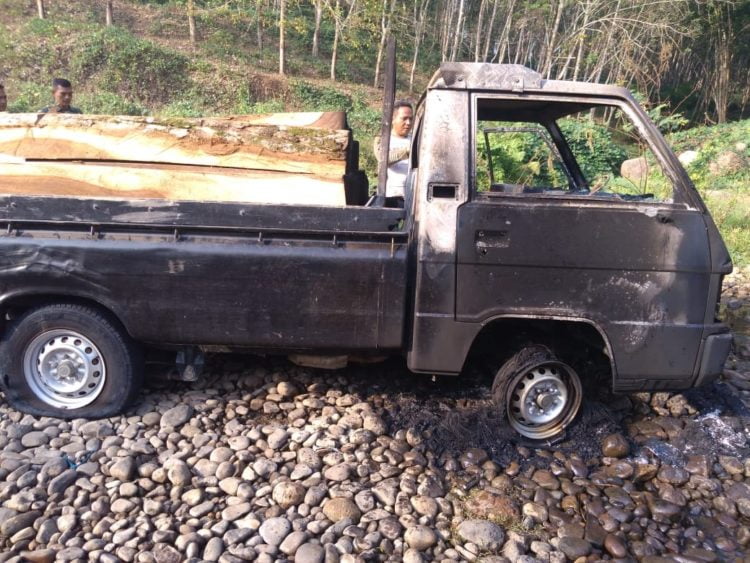 DIBAKAR. Mobil pikap Mitsubishi L-300 yang bermuatan kayu jenis sonokeling yang dibakar warga di Desa Cipadang, Kecamatan Gedongtataan, Pesawaran, Kamis (26/9). Warga membakar kendaraan itu karena kesal dengan aksi pembalakan liar yang sering terjadi di wilayah Register 19 Kabupaten Pesawaran dan menjadi salah satu penyebab banjir bandang beberapa waktu lalu.
LAMPUNG POST/PUTRA PANCASILA SAKTI