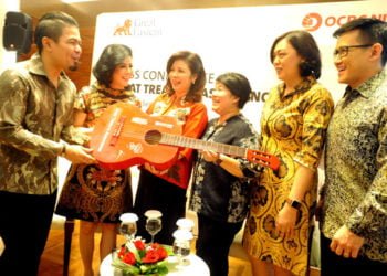 Direktur Bancassurance Great Eastern Life Indonesia Nina Ong (ketiga kiri) dan Head of Marketing Great Eastern Life Indonesia Roy Hendrata Gozalie (kanan) berbincang dengan Wealth Management Product Head Bank OCBC NISP Vonny Wibowo (kedua kanan) dan Wealth Management Head Juky Mariska (ketiga kanan) serta Penyanyi Bambang Reguna Bukit (Bams) (kiri) dan ibunya Desiree Sitompul usai peluncuran produk Great Treasure Assurance di Jakarta, Selasa (10/9/2019). Produk asuransi jiwa untuk membantu masyarakat Indonesia mempersiapkan rencana warisan dengan baik ini mempunyai tiga manfaat yakni pertama simpel cukup dengan 1 kali pembayaran premi nasabah bisa mendapatkan perlindungan jiwa seumur hidup, kedua memberikan Uang Pertanggungan sampai 40 kali dari Premi Tunggal yang dibayarkan dan ketiga  Jaminan Premi kembali 100 persen pada usia 65 tahun yang dapat digunakan untuk masa pensiun, jika nasabah memiliki produk ini sebelum usia 50 tahun. ANTARA FOTO/Audy Alwi/wsj.