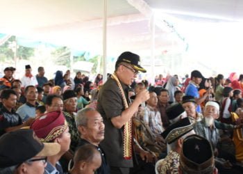 SAPA WARGA. Bupati Lampung Timur Zaiful Bokhari menyapa warga saat menghadiri Festival Desa Kalipasir dalam rangka HUT ke55 desa setempat, di lapangan Desa Kalipasir, Kecamatan Way Bungur, Rabu (25/9). (DOKUMENTASI HUMAS PEMKAB LAMTIM)