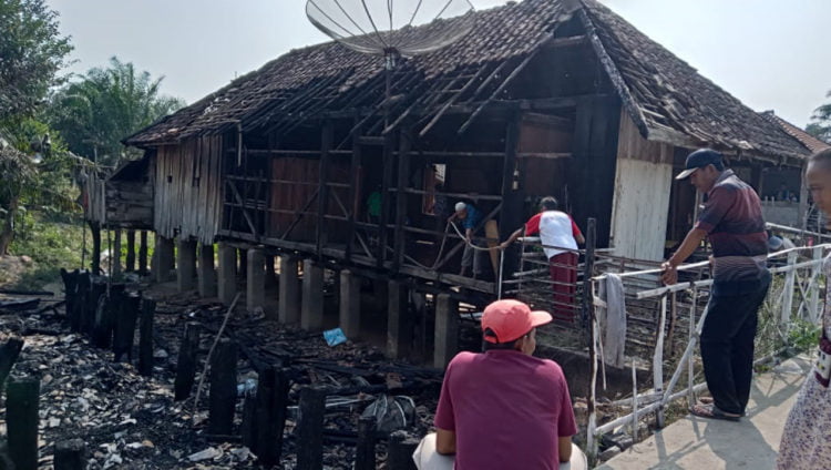 SISA KEBAKARAN. Sejumlah warga melihat sisa rumah yang terbakar di Kampung Kiling-Kiling, Kecamatan Negeribesar, Way Kanan, Senin (9/9). Kejadian yang berlangsung Minggu (8/9), sekitar pukul 23.30 WIB, diduga karena korsleting listrik. (DOKUMENTASI CAMAT NEGERIBESAR)