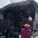 SISA KEBAKARAN. Sejumlah warga melihat sisa rumah yang terbakar di Kampung Kiling-Kiling, Kecamatan Negeribesar, Way Kanan, Senin (9/9). Kejadian yang berlangsung Minggu (8/9), sekitar pukul 23.30 WIB, diduga karena korsleting listrik. (DOKUMENTASI CAMAT NEGERIBESAR)
