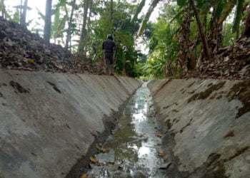 ASAL JADI. Pekerjaan lantai irigasi di Desa Kelaten, Kecamatan Penengahan, Lampung Selatan, yang terkesan asal jadi, Minggu (15/9). Selain itu, rekanan juga tidak memasang plang proyek. (LAMPUNG POST/AAN KRIDOLAKSONO)