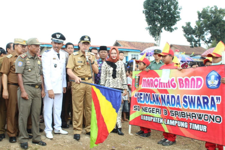 FESTIVAL DESA. Bupati Lampung Tim Zaiful Bokhari melepas peserta pawai dalam acara Festival Desa Sribhawono, Selasa (3/9). Pada kesempatan itu, Bupati meminta maaf atas pelayanan pembuatan KTP-el yang belum maksimal. (DOKUMENTASI HUMAS PEMKAB LAMTIM)