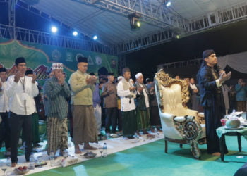 TAHUN BARU HIJRIAH. Ustaz kondang asal Sleman, Yogyakarta, Gus Miftah saat memimpin doa di akhir ceramahnya dalam pengajian akbar dalam rangka menyambut Tahun Baru 1441 Hijriah di halaman Pemkab Pringsewu, Selasa (10/9) malam. (DOKUMENTASI HUMAS PEMKAB PRINGSEWU)