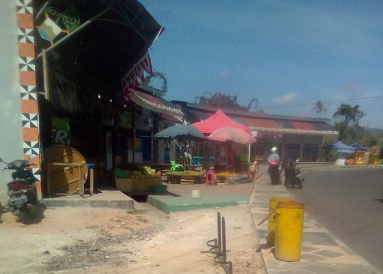 PASAR KHUSUS. Lokasi pertokoan di Taman Kota Hamtebiu diharapkan menjadi pasar khusus harian bagi pedagang buah, kuliner, dan cendera mata. Foto dibidik Minggu (15/9). (LAMPUNG POST/ELIYAH)