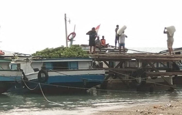 PRODUSEN PISANG-KELAPA. Hasil panen pisang dari Pulau Sebesi yang hendak didistribusikan ke Dermaga Canti, Kecamatan Rajabasa, Lampung Selatan, untuk dijual kepada pedagang di Kalianda, Bandar Lampung, bahkan ke Jabodetabek. Selain pisang, Pulau Sebesi juga menjadi penghasil kelapa. Foto dibidik Kamis (11/9). (LAMPUNG POST/AAN KRIDOLAKSONO)