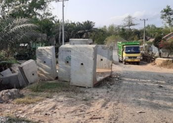 TERBENGKALAI. Sejumlah kotak gorong-gorong (box culvert) yang diperuntukkan pembangunan jembatan di jalan milik Pemkab Mesuji senilai Rp10 miliar sudah setahun mangkrak di Mesuji. Foto diambil di Desa Margojadi, Kecamatan Mesuji Timur, Mesuji, Jumat (20/9). (LAMPUNG POST/RIDWAN ANAS)