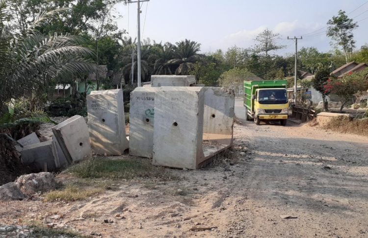 TERBENGKALAI. Sejumlah kotak gorong-gorong (box culvert) yang diperuntukkan pembangunan jembatan di jalan milik Pemkab Mesuji senilai Rp10 miliar sudah setahun mangkrak di Mesuji. Foto diambil di Desa Margojadi, Kecamatan Mesuji Timur, Mesuji, Jumat (20/9). (LAMPUNG POST/RIDWAN ANAS)