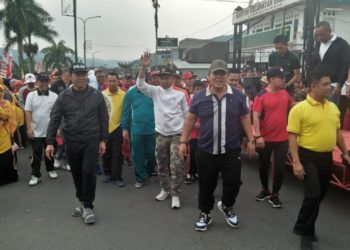KAMPANYE TUMBLER. Gubernur Lampung Arinal Djunaidi dan Bupati Lampung Barat Parosil Mabsus mengikuti jalan sehat dalam rangkaian HUT ke-28 Lambar, di Liwa, Selasa (24/9). Kegiatan itu sebagai ajang mengampayekan penggunaan tumbler. (LAMPUNG POST/ELIYAH)
