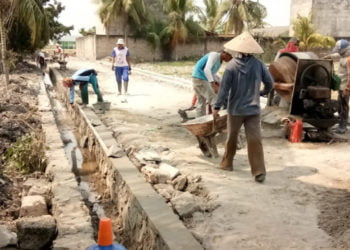 LIBATKAN MASYARAKAT. Sejumlah masyarakat Desa Sukapura, Kecamatan Sragi, Lampung Selatan, saat membangun saluran drainase di Dusun Purwamukti, desa setempat, beberapa hari yang lalu.
(LAMPUNG POST/ARMANSYAH)