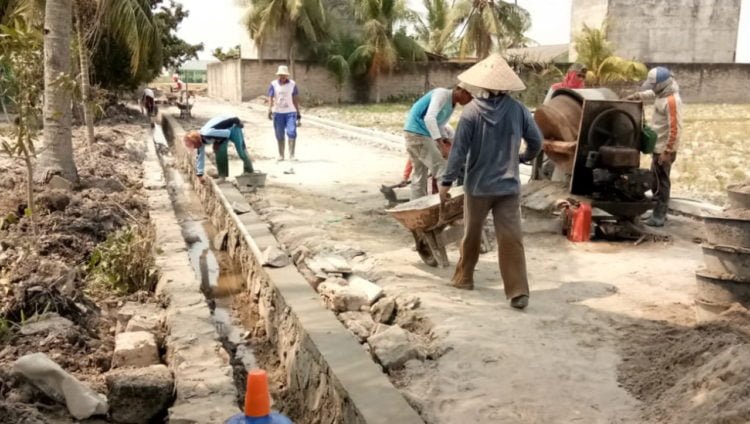 LIBATKAN MASYARAKAT. Sejumlah masyarakat Desa Sukapura, Kecamatan Sragi, Lampung Selatan, saat membangun saluran drainase di Dusun Purwamukti, desa setempat, beberapa hari yang lalu.
(LAMPUNG POST/ARMANSYAH)