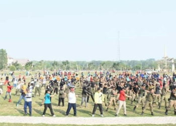 SENAM BERSAMA. Sekretaris Kabupaten Tulangbawang Barat Herwan Sahri bersama para para pejabat Pemkab, pegawai, guru, dan ratusan pelajar melakukan senam bersama di halaman kantor bupati setempat, Senin (9/9). Kegiatan digelar dalam rangka memperingati Haornas yang bertema Ayo olahraga, di mana saja, kapan saja. (LAMPUNG POST/AHMAD SOBIRIN)