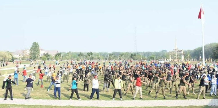 SENAM BERSAMA. Sekretaris Kabupaten Tulangbawang Barat Herwan Sahri bersama para para pejabat Pemkab, pegawai, guru, dan ratusan pelajar melakukan senam bersama di halaman kantor bupati setempat, Senin (9/9). Kegiatan digelar dalam rangka memperingati Haornas yang bertema Ayo olahraga, di mana saja, kapan saja. (LAMPUNG POST/AHMAD SOBIRIN)