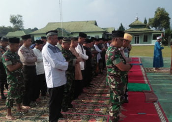 SALAT ISTISKA. Personel Kodim 0422/Lampung Barat, para ASN, anggota kepolisian, dan warga melakukan salat istiska di halaman makodim setempat, Rabu (18/9). Enam jam usia salat istiska, hujan mengguyur wilayah Liwa dan sekitarnya. (DOKUMENTASI KODIM 0422/LAMPUNG BARAT)