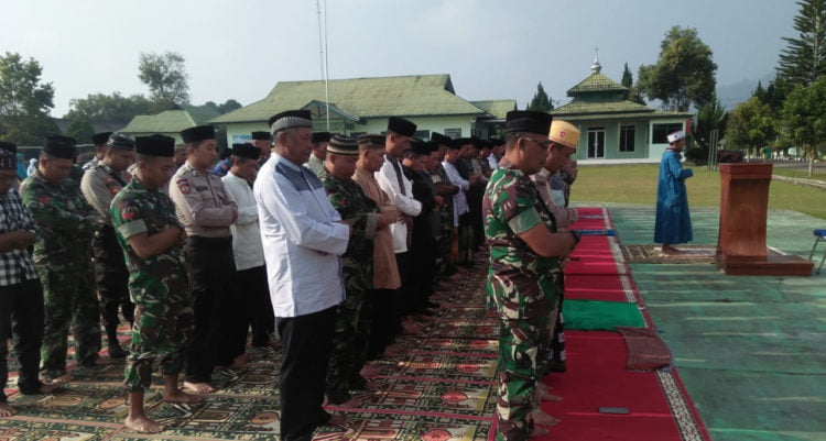 SALAT ISTISKA. Personel Kodim 0422/Lampung Barat, para ASN, anggota kepolisian, dan warga melakukan salat istiska di halaman makodim setempat, Rabu (18/9). Enam jam usia salat istiska, hujan mengguyur wilayah Liwa dan sekitarnya. (DOKUMENTASI KODIM 0422/LAMPUNG BARAT)