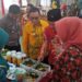 INOVASI PANGAN. Bupati Lampung Barat Parosil Mabsus dan Wabup Mad Hasnurin saat mencicipi menu pangan lokal pada Festival Menu Pangan Lokal, Kamis (19/9). Kegiatan yang digelar TP PKK kecamatan dan kelompok wanita tani (KWT) itu untuk mendorong terciptanya penganekaragaman pangan. (LAMPUNG POST/ELIYAH)