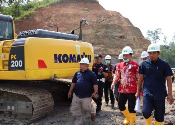 TINJAU PEMBANGUNAN PLTMH. Bupati Lampung Barat Parosil Mabsus meninjau proyek pembangunan pembangkit listrik tenaga minihidro, di Pekon Kerang, Kamis (19/9). Pembangkit listrik itu diharapkan beroperasi pada 2021. (DOKUMENTASI HUMAS PEMKAB LAMBAR)