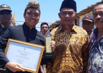 TERBAIK NASIONAL. Managing Director IDeA Indonesia Eko Desriyanto (kiri) memperlihatkan piala dan piagam sebagai Lembaga Pelatihan Terbaik Tingkat Nasional 2019 yang diumumkan pada puncak acara peringatan Hari Aksara Internasional pada 7 September 2019 di lapangan Karebosi, Makassar, Sulawesi Selatan. (DOKUMENTASI IDEA INDONESIA)