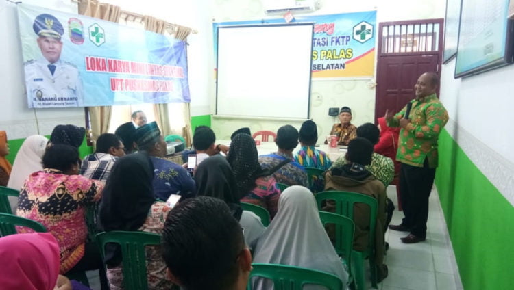 BELUM CAPAI TARGET. Kepala UPTD Puskesmas Rawat Jalan Kecamatan Palas, Lampung Selatan, Bambang Priyanto, saat memaparkan capaian penderita TB paru di aula puskesmas setempat, Kamis (12/9). Temuan masih jauh dari target yang dicanangkan. (LAMPUNG POST/ARMANSYAH)