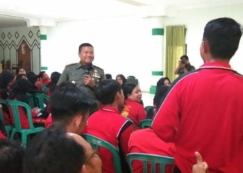 KEBANGSAAN. Komandan Daerah Militer (Dandim) 0426/Tulangbawang Letkol Inf Kohir saat memberikan wawasan kebangsaan kepada 90 CPNS Tuba di Islamic Center, Tulangbawang, Sabtu (14/9). (DOKUMENTASI KODIM 0426/TULANGBAWANG)