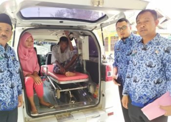 PENDERITA PARU. Swandi (45), warga Desa Sinarpasemah, Kecamatan Candipuro, Lampung Selatan, tiba di Puskesmas Candipuro, Selasa (17/9). Selain menderita tuberkolosis paru, pasien juga mengalami penyakit komplikasi. (LAMPUNG POST/PERDHANA WIBYSONO)