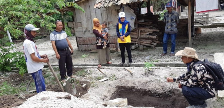 KEJAR ODF. Petugas Puskesmas Rawat Inap Bumidaya, Kecamatan Palas, Lampung Selatan, saat memantau proses pembuatan jamban sehat di Desa Bumirestu, Rabu (18/9). Tiga desa di wilayah Palas ditargetkan mendapatkan sanitasi ODF. (LAMPUNG POST/ARMANSYAH)