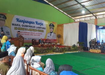BERI MOTIVASI. Bupati Lampung Utara Agung Ilmu Mangkunegara saat menyampaikan pesan di depan Wakil Gubernur Chusnunia Chalim di SMAN 3 Kotabumi, Kamis (19/9). Kedatangan Wagub untuk memberi motivasi kepada siswa SMA dan SMK se-Lampura. (LAMPUNG POST/FAJAR NOFITRA)