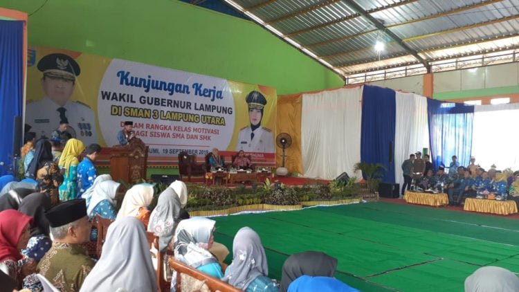BERI MOTIVASI. Bupati Lampung Utara Agung Ilmu Mangkunegara saat menyampaikan pesan di depan Wakil Gubernur Chusnunia Chalim di SMAN 3 Kotabumi, Kamis (19/9). Kedatangan Wagub untuk memberi motivasi kepada siswa SMA dan SMK se-Lampura. (LAMPUNG POST/FAJAR NOFITRA)