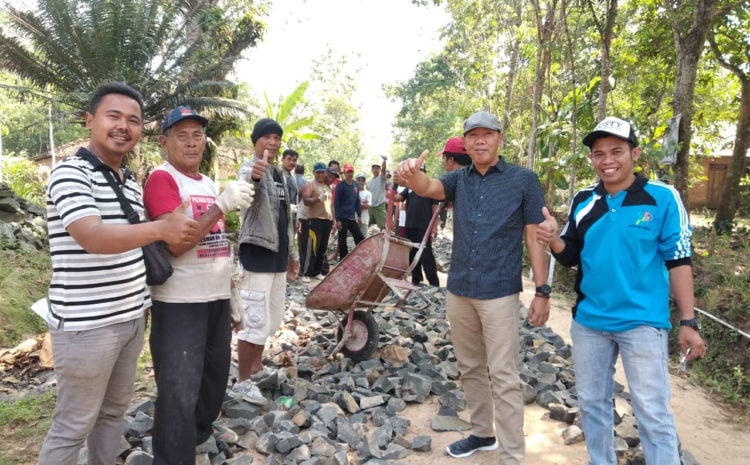 TERJUN LANGSUNG. Kepala Tiyuh Kibang Budijaya Tobroni (baju hitam bertopi) di tengah aktivitas pengerjaan jalan onderlaag bersama warga. Pembangunan untuk memajukan tiyuh menjadi komitmen kepala tiyuh sampai masa jabatannya berakhir. (LAMPUNG POST/AHMAD SOBIRIN)