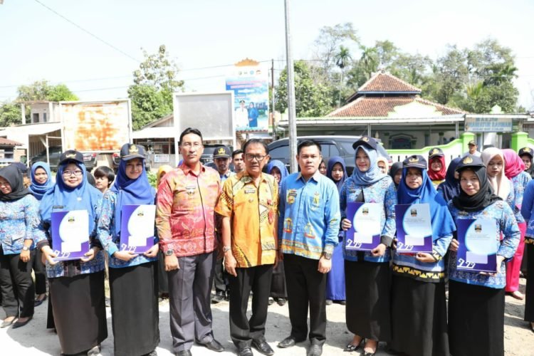 SERAHKAN SURAT PRAKTIK. Bupati Pesisir Barat Agus Istiqlal menyerahkan secara simbolis 76 surat praktik tenaga kesehatan, di halaman kantor Dinas Kesehatan Pekon Seray, Kecamatan Pesisir Tengah, Kamis (12/9). DOKUMENTASI PEMKAB PESISIR BARAT