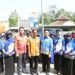 SERAHKAN SURAT PRAKTIK. Bupati Pesisir Barat Agus Istiqlal menyerahkan secara simbolis 76 surat praktik tenaga kesehatan, di halaman kantor Dinas Kesehatan Pekon Seray, Kecamatan Pesisir Tengah, Kamis (12/9). DOKUMENTASI PEMKAB PESISIR BARAT
