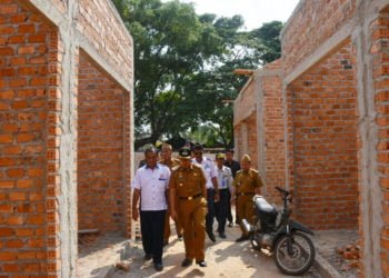 TINJAU PEMBANGUNAN. Bupati Lampung Timur Zaiful Bokhari meninjau pembangunan Pasar Kecamatan Purbolinggo, Selasa (10/9). Dana yang dikucurkan untuk revitalisasi pasar tersebut mencapai Rp1,9 miliar. (DOKUMENTASI HUMAS PEMKAB LAMTIM)