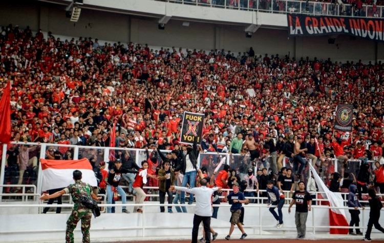 Momen saat suporter Indonesia berusaha melewati pembatas lapangan Stadion SUGBK (Foto: Antara/Hafidz Mubarak A)