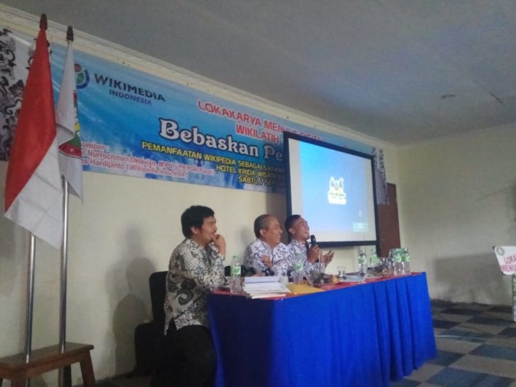 LOKAKARYA MENULIS. Pera pembicara Lokakarya Nasional Menulis Digital di Hotel Kridawisata, Bandar Lampung, Sabtu (7/9).  (LAMPUNG POST/UMAR ROBANI)