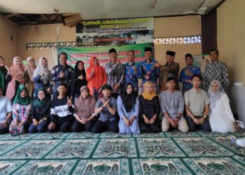 SOSIALISASI APLIKASI. Tim Pengabdian Masyarakat Universitas Malahayati hibah Dikti 2019 bersama perwakilan KUA Tanjungkarang Pusat, calon pengantin, dan perwakilan instansi terkait usai edukasi kesehatan reproduksi, di KUA setempat, baru-baru ini.  (ISTIMEWA)