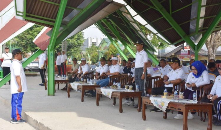 HARI OLAHRAGA
Walikota Metro Achmad Pairin mengajak seluruh masyarakat untuk berolahraga dimana pun dan kapan pun guna menjaga kesehatan tubuh saat menghadri peringatan Hari Olahraga Nasional (Haornas) ke-36 tahun 2019  di Lapangan Samber, Metro, Minggu (15/9). (DOKUMENTASI PEMKOT METRO)