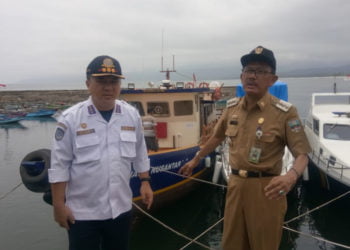 UJI COBA. Bupati Pesisir Barat Agus Istiqlal didampingi Kadis Perhubungan Hendri Dunant usai melakukan uji coba pelayaran kapal bantuan Pemerintah Pusat Banawa Nusantara 67. Uji coba menempuh rute Dermaga Kualastabas, Pasar Krui—Pulau Pisang—Kualastabas, Senin (30/9). (LAMPUNG POST/YON FISOMA)