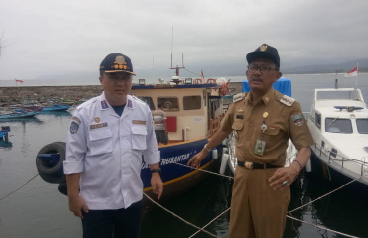 UJI COBA. Bupati Pesisir Barat Agus Istiqlal didampingi Kadis Perhubungan Hendri Dunant usai melakukan uji coba pelayaran kapal bantuan Pemerintah Pusat Banawa Nusantara 67. Uji coba menempuh rute Dermaga Kualastabas, Pasar Krui—Pulau Pisang—Kualastabas, Senin (30/9). (LAMPUNG POST/YON FISOMA)