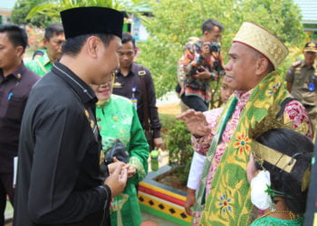 TIM PENILAI. Bupati Lampung Utara Agung Ilmu Mangkunegara menyambut kedatangan Tim Verifikasi Penilaian Lomba Sekolah Sehat-Usaha Kesehatan Sekolah/Madrasah (LSS-UKS/M) Tingkat Nasional Tahun 2019 di SDN 02 Subik, Kecamatan Abung Tengah, yang menjadi wakil Provinsi Lampung diajang nasional tahun ini, Rabu (25/9). (ISTIMEWA)