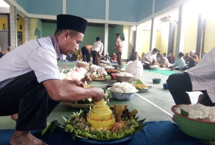 TAHUN BARU ISLAM. Kenduri menjadi salah satu agenda suroan yang digelar masyarakat Pekon Banyumas, Pringsewu, Kamis (26/9). (LAMPUNG POST/WIDODO)