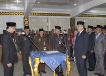 MUTASI PEJABAT. Bupati Lampung Utara, Agung Ilmu Mangkunegara, mengambil sumpah sekaligus melantik 80 pejabat eselon II, III, dan IV di aula Tapis Pemkab setempat, Jumat (27/9). (LAMPUNG POST/FAJAR NOFITRA)