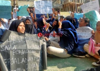 DEMO SISWA. Para siswa SMKN 3 Bandar Lampung menggelar demonstrasi menuntut kepala sekolah diturunkan karena dugaan adanya korupsi oleh pihak sekolah, Kamis (26/9).
(LAMPUNG POST/UMAR ROBANI)