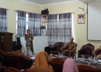 UJI PUBLIK. Dinas Lingkungan Hidup Pesisir Barat menyelenggarakan kegiatan uji publik pertama dokumen kajian lingkungan hidup strategis rencana pembangunan jangka menengah daerah, di ruang rapat Cukuh Tangkil, kompleks kantor Bupati setempat, Senin (30/9). (DOKUMENTASI DLH PESISIR BARAT)