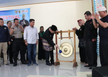 BUKA KEJUARAAN. Bupati Pesawaran Dendi Ramadhona memukul gong saat membuka Festival Kejuaraan Bela Diri Tradisional Pencak Silat di Islamic Center Pesawaran, Jumat (27/9). (LAMPUNG POST/PUTRA PANCASILA SAKTI)