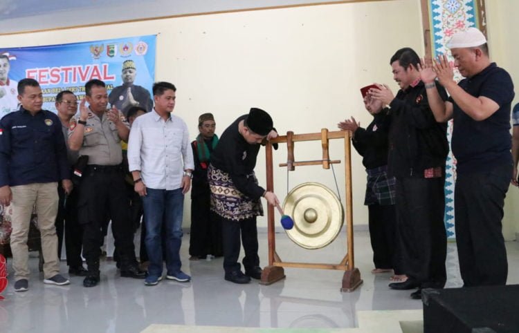 BUKA KEJUARAAN. Bupati Pesawaran Dendi Ramadhona memukul gong saat membuka Festival Kejuaraan Bela Diri Tradisional Pencak Silat di Islamic Center Pesawaran, Jumat (27/9). (LAMPUNG POST/PUTRA PANCASILA SAKTI)