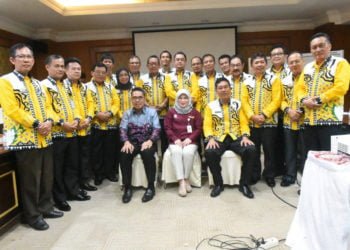 STUDI SAKIP. Bupati Lampung Timur Zaiful Bokhari beserta jajaran Pemkab setempat berfoto bersama sebelum mengikuti kegiatan pendampingan dan penerapan SAKIP di Kemenpan-RB, Jumat (27/9). (DOKUMENTASI HUMAS PEMKAB LAMTIM)