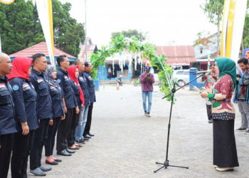 DILANTIK. Ketua Pengurus Gerakan Literasi Daerah (GLD) Lampung Barat Partinia Parosil Mabsus saat melantik 178 pengurus Tim GLD tingkat kecamatan se-Lampung Barat di Terminal Liwa, Rabu (25/9). (DOKUMENTASI HUMAS PEMKAB LAMBAR)