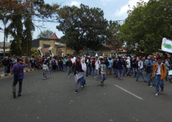 UNJUK RASA. Ratusan pelajar SMK di Kalianda melakukan unjuk rasa menuntut revisi RKUHP dan RUU KPK di DPRD Lamsel, Kamis (26/9). (LAMPUNG POST/JUWANTORO)